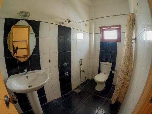 汉班托塔Hotel Blackstone的一间带水槽和卫生间的浴室