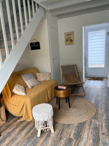 波尔尼谢Villa en bord de mer的一间卧室配有一张床和一个楼梯间