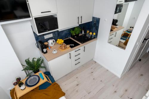 克拉科夫Czarnowiejska Micro Studio的享有厨房的顶部景致,厨房配有白色橱柜