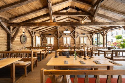 弗赖辛Gasthaus Landbrecht的用餐室配有木桌和椅子