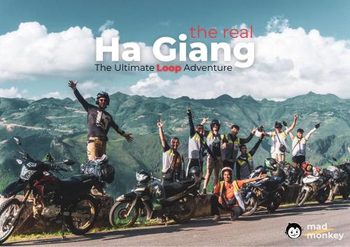 河内Mad Monkey Hanoi的一群骑摩托车的人在山路上