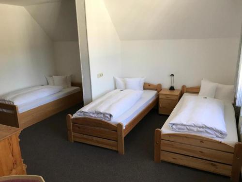 凯沃拉尔阿姆布奈豪斯斯塔德酒店的一间客房内配有两张床的房间