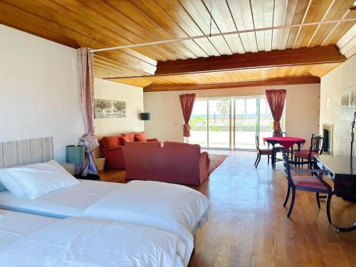 卡帕里卡海岸Yo-House的一间卧室配有一张床、一张沙发和一张桌子
