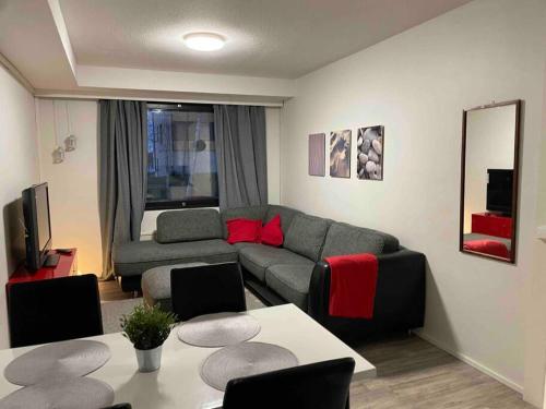托尔尼奥CheapRooms in Tornio city的客厅配有沙发和桌子