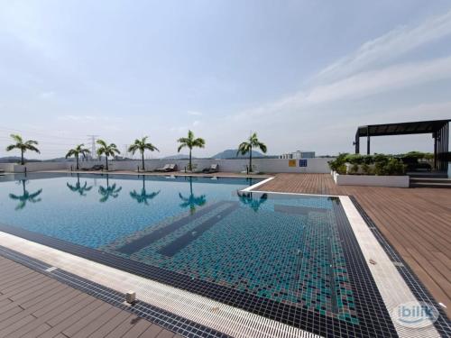 北赖JOVIAL Modern Cozy Homestay `Meritus Perai的建筑物屋顶上的游泳池