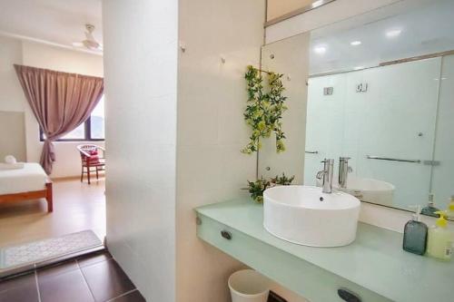 八打灵再也Cozyhome Encorp Strand Alpha IVF 4px的白色的浴室设有水槽和镜子