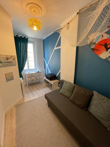 滨海图维列Le Bleu的带沙发和蓝色墙壁的客厅