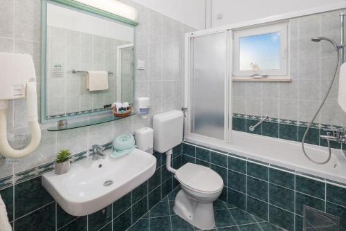 波雷奇梅特拉达假日公园的浴室配有卫生间、盥洗盆和淋浴。