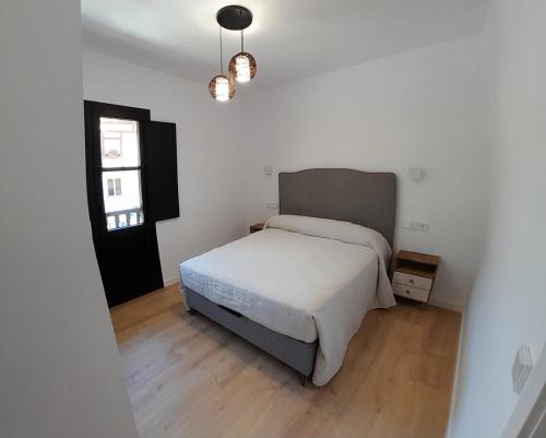 波特斯Apartamento Corazón de Liébana的白色的卧室设有床和窗户