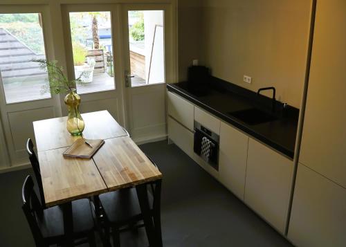 韦斯普B&B Vechtzicht的一个带桌子、水槽和柜台的小厨房