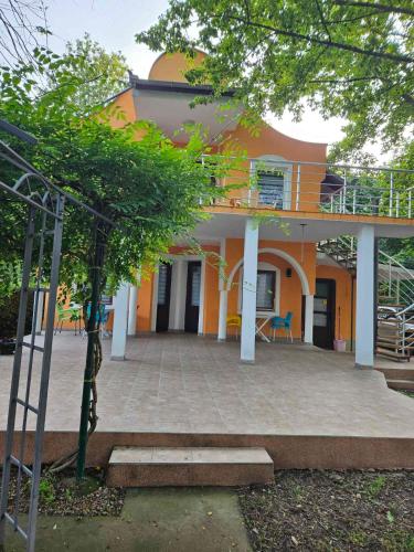 贝拉茨尔克瓦Vila Lana的一座橙色的房子,前面设有一个庭院