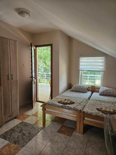 贝拉茨尔克瓦Vila Lana的一间卧室设有一张大床和一个窗户。