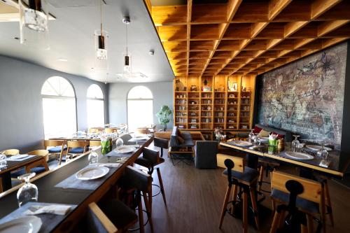 亚喀巴Lavanda Boutique Suites Tala Bay的一间在房间内配有长桌子和椅子的餐厅