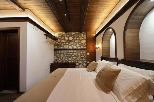 克鲁亚Kruja Albergo Diffuso , Inside Kruja Castle的卧室配有一张白色大床和两个窗户