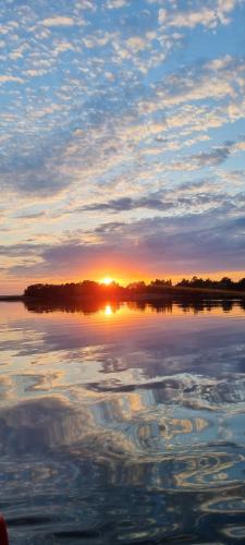 拉伊格鲁德Gościniec Joanna的日落时分在水中反射太阳