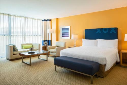 亚里索维耶荷阿里索维耶荷俱乐部运动万丽酒店的酒店客房带一张大床和一把椅子