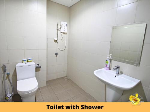 莎阿南Sinar Rasa Homestay at I-Soho, I-City的带淋浴、卫生间和盥洗盆的浴室