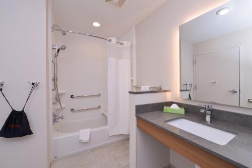格罗夫城Fairfield Inn & Suites by Marriott Columbus Grove City的浴室配有水槽、淋浴和浴缸。