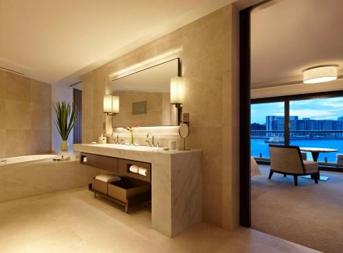 悉尼悉尼柏悦酒店的带浴缸、水槽和镜子的浴室