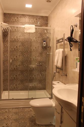 巴库Hotel 1883的带淋浴、卫生间和盥洗盆的浴室