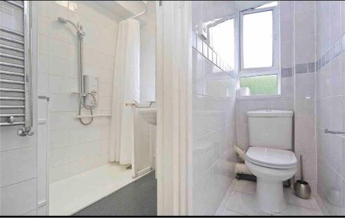 伦敦Single Room - Kings Cross, Female Only,, Guest House的白色的浴室设有卫生间和窗户。