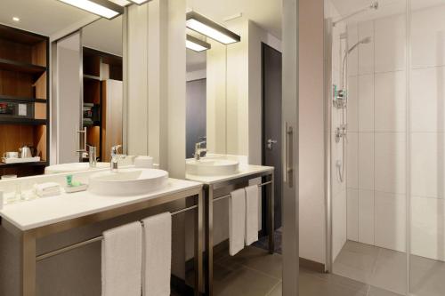 斯图加特斯图加特雅乐轩酒店的一间带两个盥洗盆和淋浴的浴室