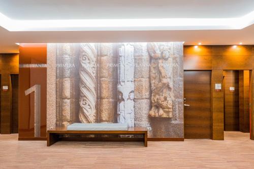 圣地亚哥－德孔波斯特拉孔波斯特拉酒店的大堂墙上有大画