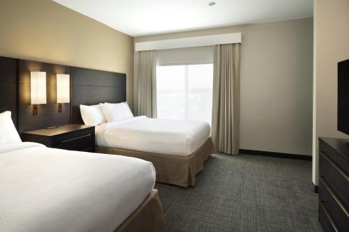 琼斯伯勒Residence Inn by Marriott Jonesboro的酒店客房设有两张床和电视。