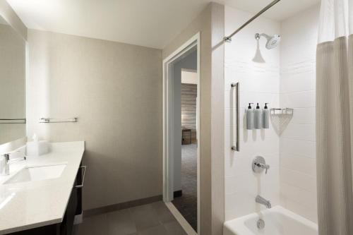 琼斯伯勒Residence Inn by Marriott Jonesboro的一间带水槽和淋浴的浴室