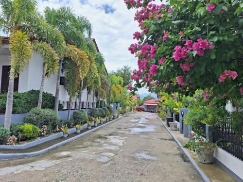 莫阿尔博阿Garden Village Resort的一条满布鲜花和植物的街道