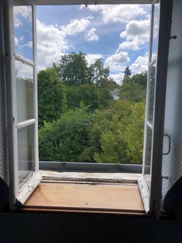 圣阿韦尔坦TourTour Guest Room的开放式窗户,享有树林美景