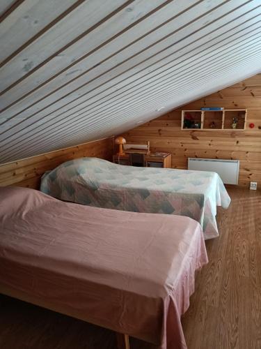 塔库沃里VILLA OLGA的木墙客房的两张床