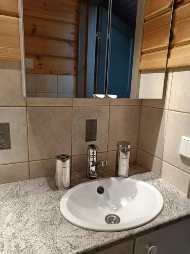 塔库沃里VILLA OLGA的浴室设有白色水槽和镜子