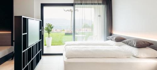 卡尔达罗Villa Weingarten的一间卧室设有两张床和大窗户