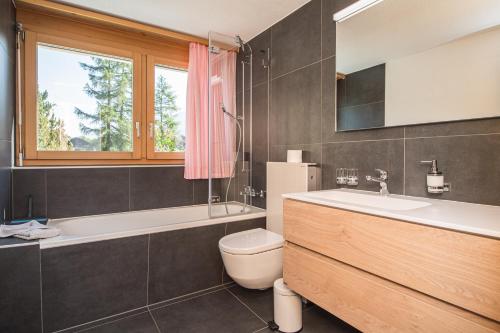 采尔马特菲利斯度假别墅酒店的一间带盥洗盆和窗户的浴室
