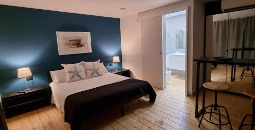 阿格里真托La Maison della Valle的一间卧室设有一张床和蓝色的墙壁