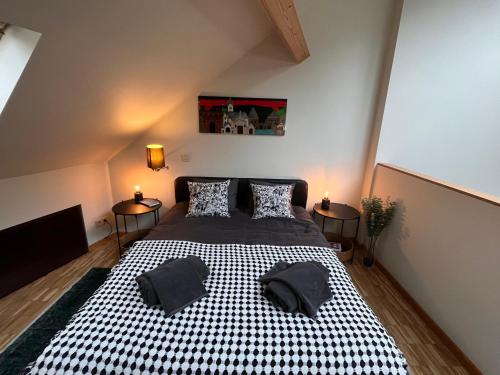 维安登Ancien Cinema Loft的一间卧室配有一张大床和两个枕头