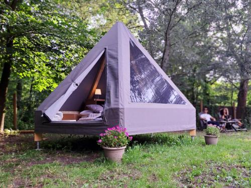 内伊韦Tipì Glamping Gilda的院子里草上的一个帐篷