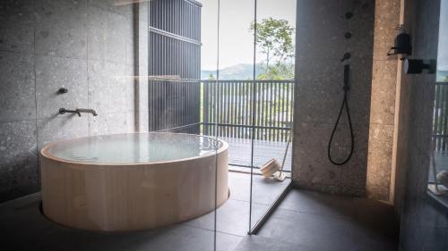 OnsensōMONS GORA - Vacation STAY 68017v的一间带浴缸的浴室,位于一个窗口的房间