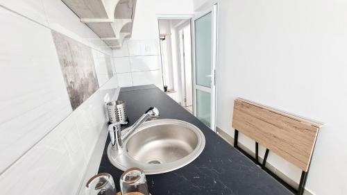 皮特什蒂Belle Apartments - Central的客房内的小浴室设有水槽