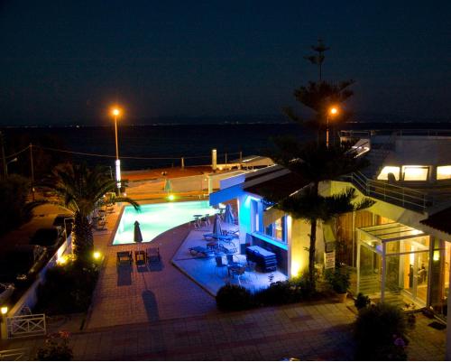 米蒂利尼拉西亚酒店的一座晚上设有游泳池的房子