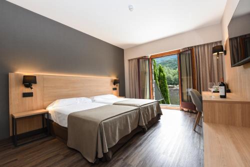 贝纳斯克贝纳斯克索莫斯Spa酒店的酒店客房设有床和窗户。