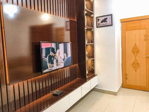 阿布贾Cozy 1 bedroom apartment in Abuja的一间娱乐中心,里面配有电视