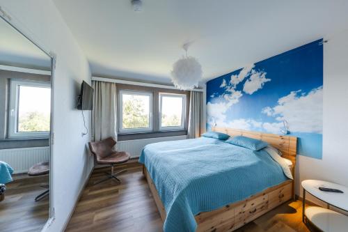 霍盖思Berghotel Hohegeiß的一间卧室配有一张蓝色墙壁的床
