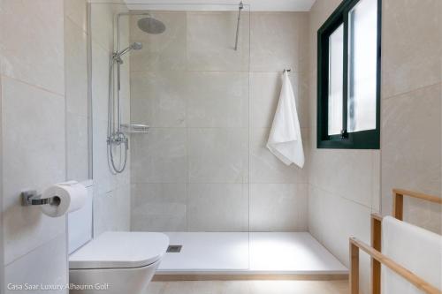 阿尔豪林格朗德Casa Saar Luxury Alhaurin Golf的带淋浴、卫生间和盥洗盆的浴室