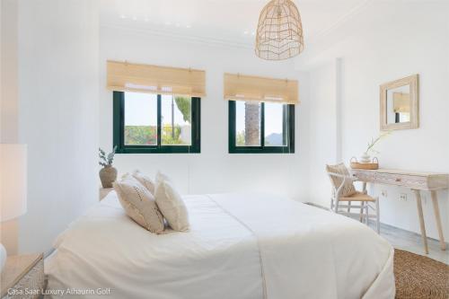 阿尔豪林格朗德Casa Saar Luxury Alhaurin Golf的白色卧室设有床和窗户