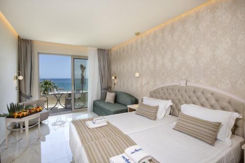 耶奥伊乌波利斯Vantaris Luxury Beach Resort的酒店客房设有一张床和一个阳台。