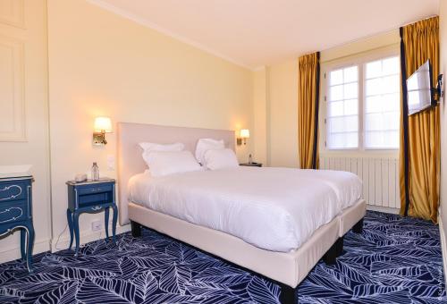 圣皮埃尔－迪沃夫赖Hostellerie Saint Pierre的卧室设有一张白色大床和一扇窗户。