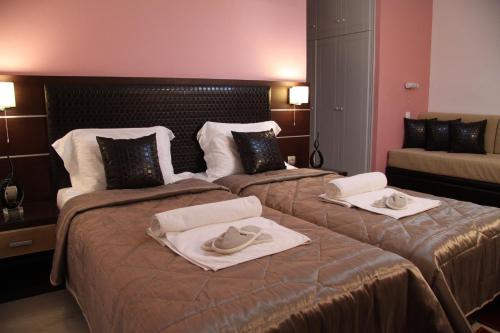 米蒂利尼拉西亚酒店的酒店客房,配有两张带毛巾的床