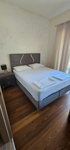 PodličakApartment Przno LUX的一间卧室设有一张大床,铺有木地板